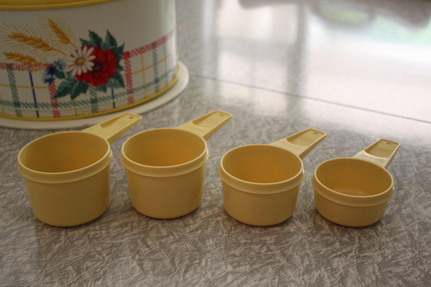 VINTAGE TUPPERWARE Measuring Cups In Yellow