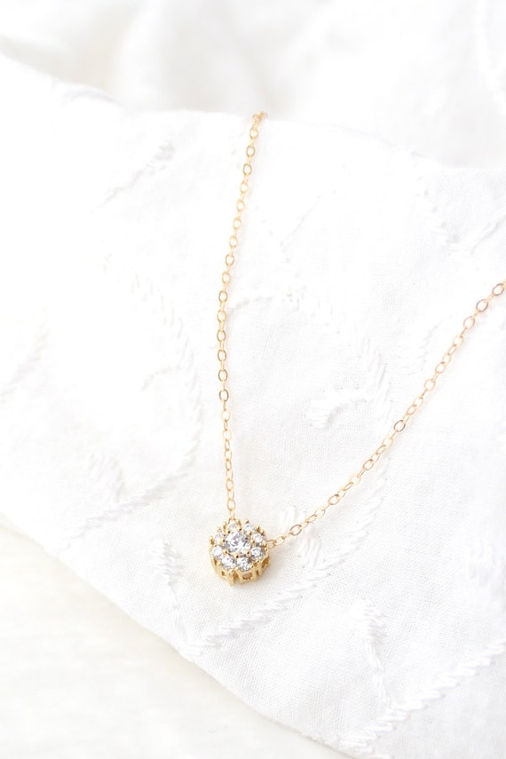 Gold solitaire necklace (close-up)