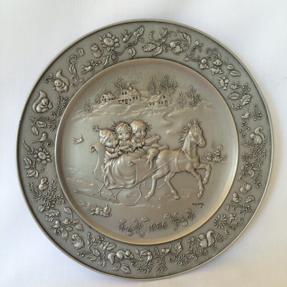 Hallmark commemorative Holiday Pewter Plate 1986 by DotnBettys
