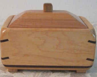Decorative wooden box made of bubinga and maple wood. 5w