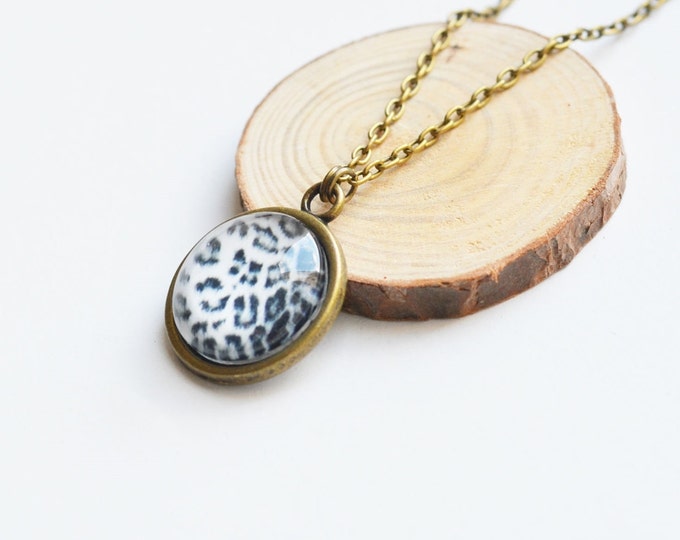 ANIMAL PRINT MEDLEY Pendant metal brass depicting fashionable leopard skin, Safari, Glamour, Style, White