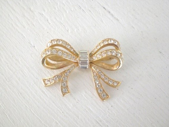 Signed Rhinestone Gold Tone Bow Brooch D S C Excellent