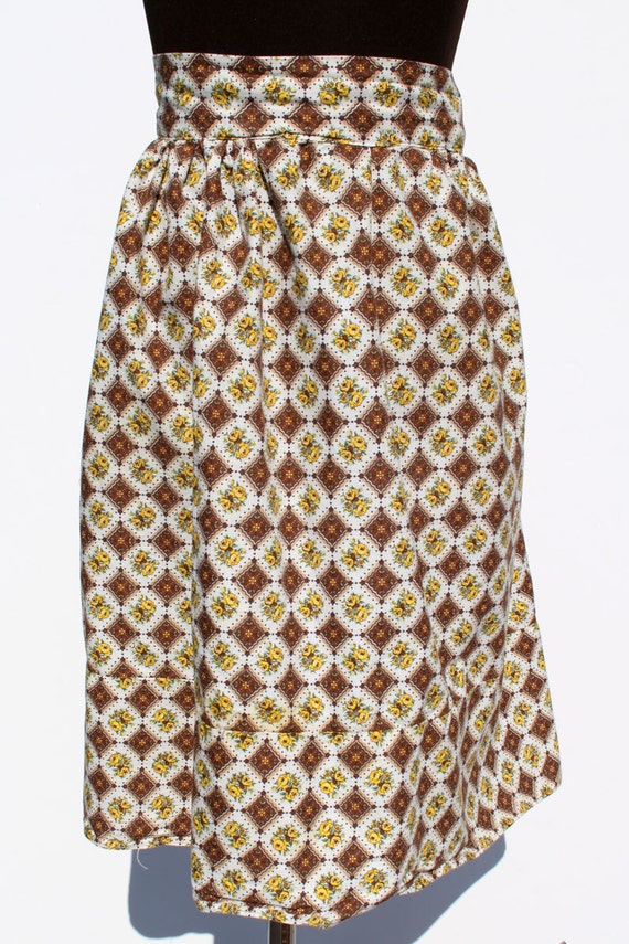 Items similar to Vintage Yellow Rose Apron Brown Yellow Half Apron ...