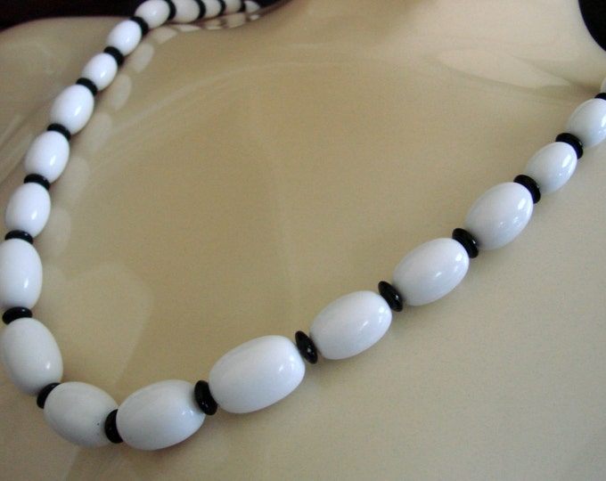 Classic White Lucite Bead Necklace / Black Lucite Cylindrical Beads / Graduated Beads / Vintage / Jewelry / Jewellery