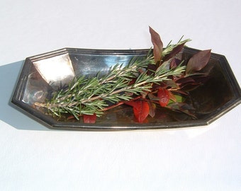 1980s Silver-plate Bread Tray in the Alden 5000 Hollow ware pattern by Wallace Silver U.S.A.