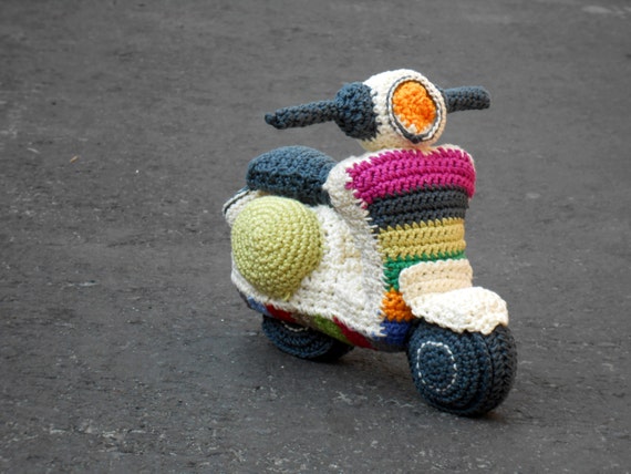 Vespa amigurumi crochet pattern. By Caloca Crochet