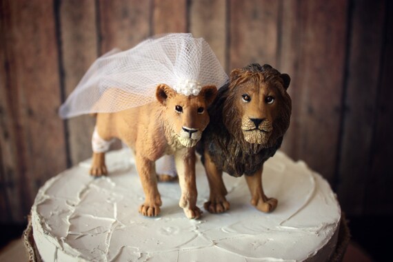 Lion and lioness king  queen  wedding  cake 