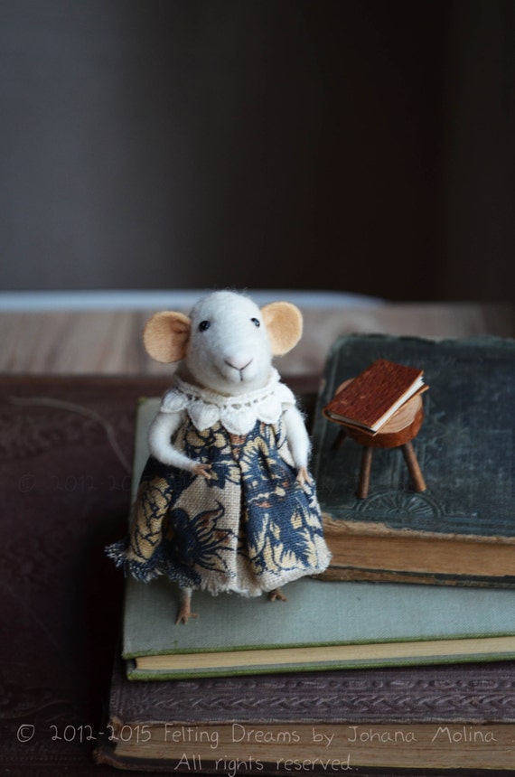 Little Reader Well Dressed Mouse  - Felting Dreams