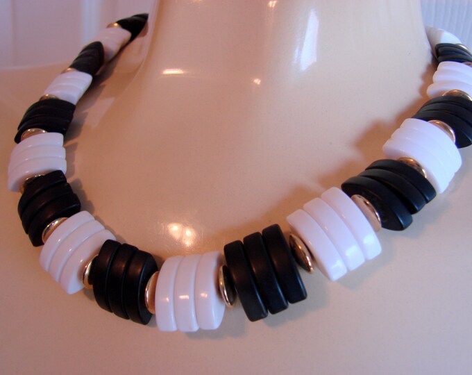 80s Black & White Lucite Bead Choker Necklace / Vintage Jewelry / Jewellery