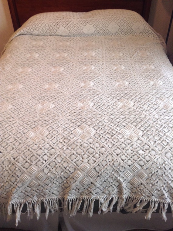 ... cream off-white cottage king queen sized bed quilt blanket textile