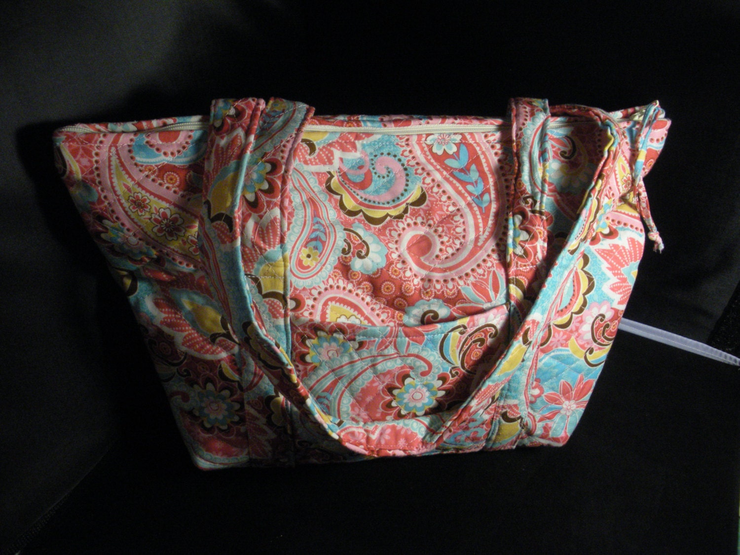 Quilted Purse with zipper and 6 pockets