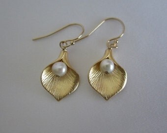 Calla Lily Flower Earrings. Pearl Earrings. Silver. Gold. Rose Gold Flower. Bridesmaid Earrings. Bridal Jewelry. Dangle Flower Earrings.