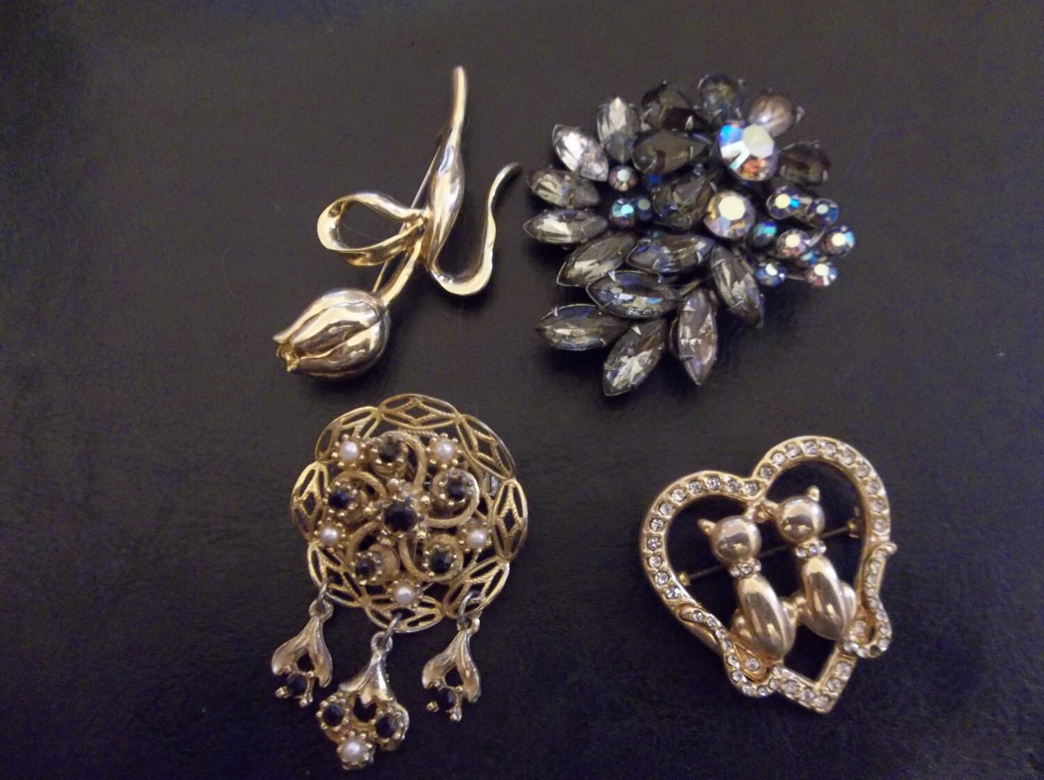 Vintage lot of 4 brooches for one price