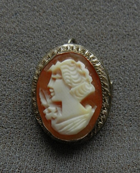 left facing cameo brooch