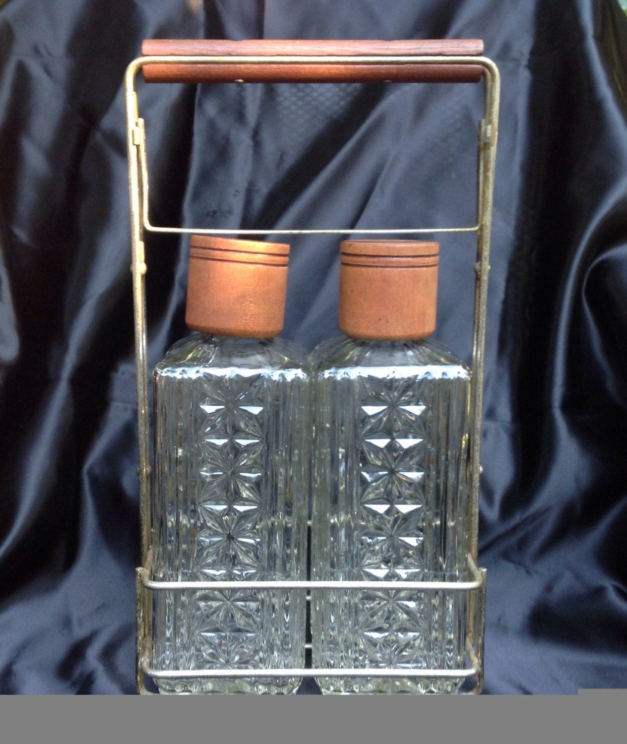 Double Starburst Glass Decanters, set liquor decanters with carrier