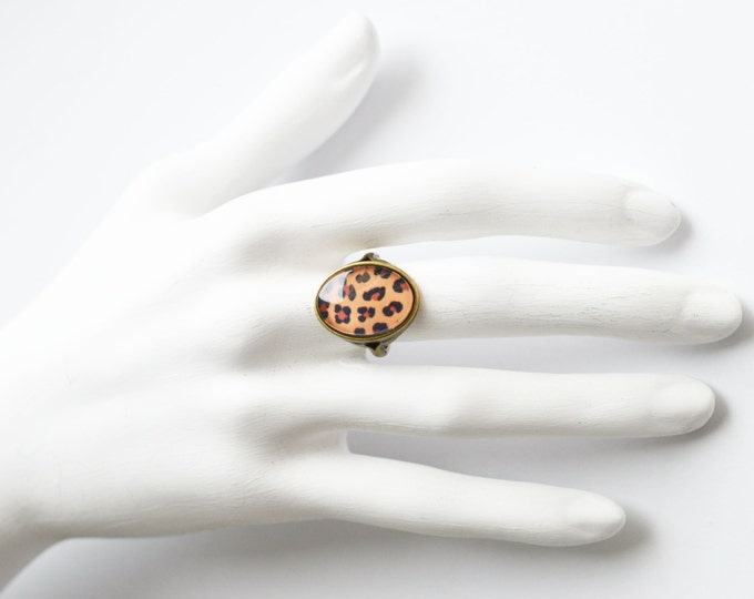 ANIMAL PRINT Oval ring brass and glass with leopard in retro and vintage style, Ring size: 6.5 in (USA) / 13,5 (Italy) / 17 (Russia)