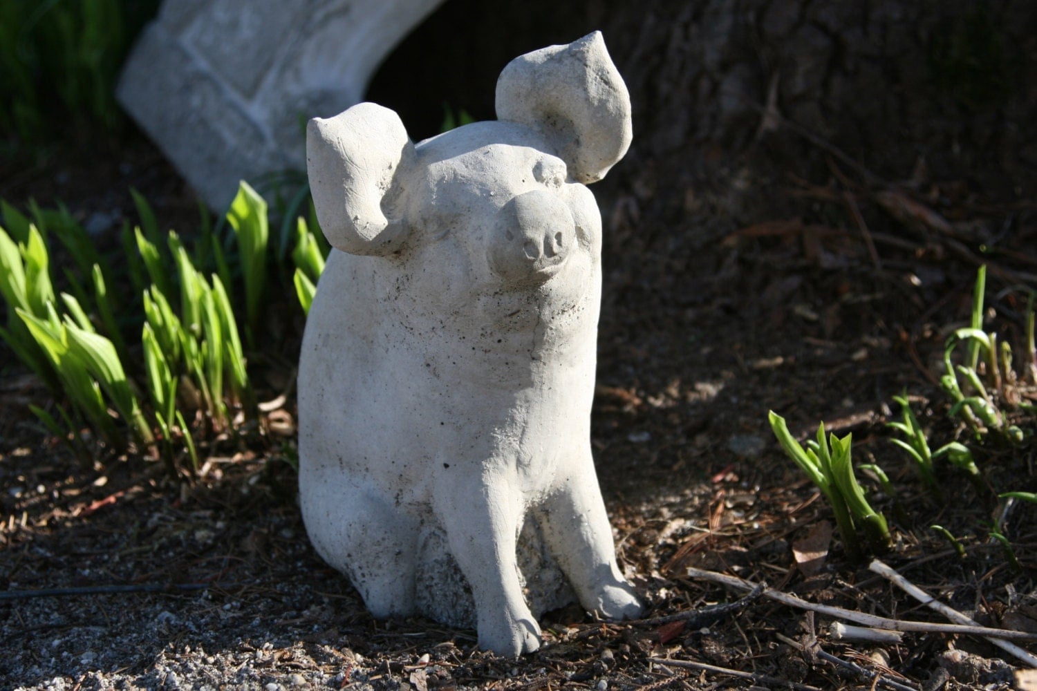 CUTE Concrete Pig Statue by Northebys og Garden Variety Statue