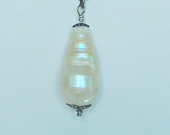 Freshwater baroque pearl pendant necklace