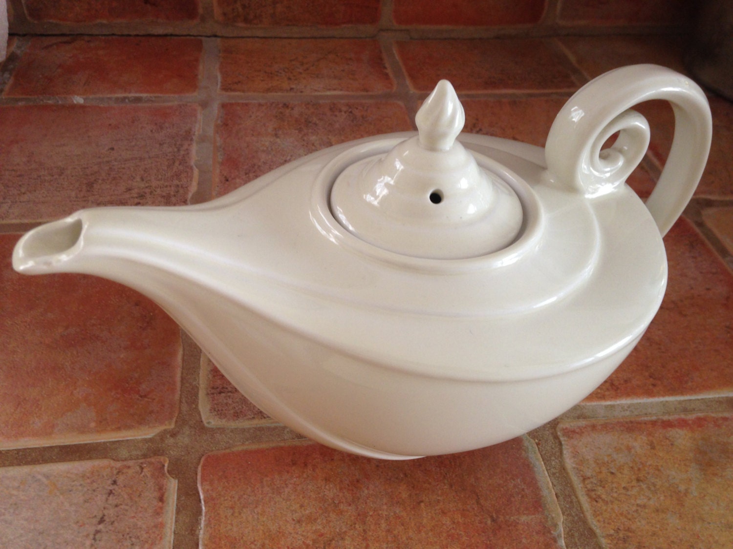 White Aladdin teapot Haute Juice