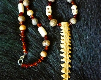 Collier nageoire de poisson, perles d'os, d'ambre et graines d'amazonie