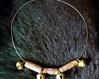 Collier perles anciennes millefiori, grelots laiton artisanals et fil câblé rigide.