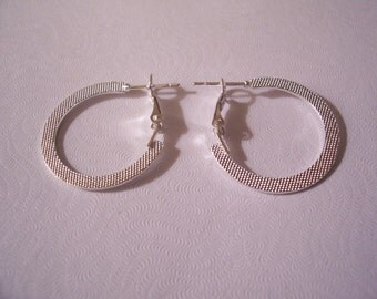 Pinpoint Textured Flat Hoops Pierced Earrings Silver Tone Vintage Large Round Clip Support Wide Bands
