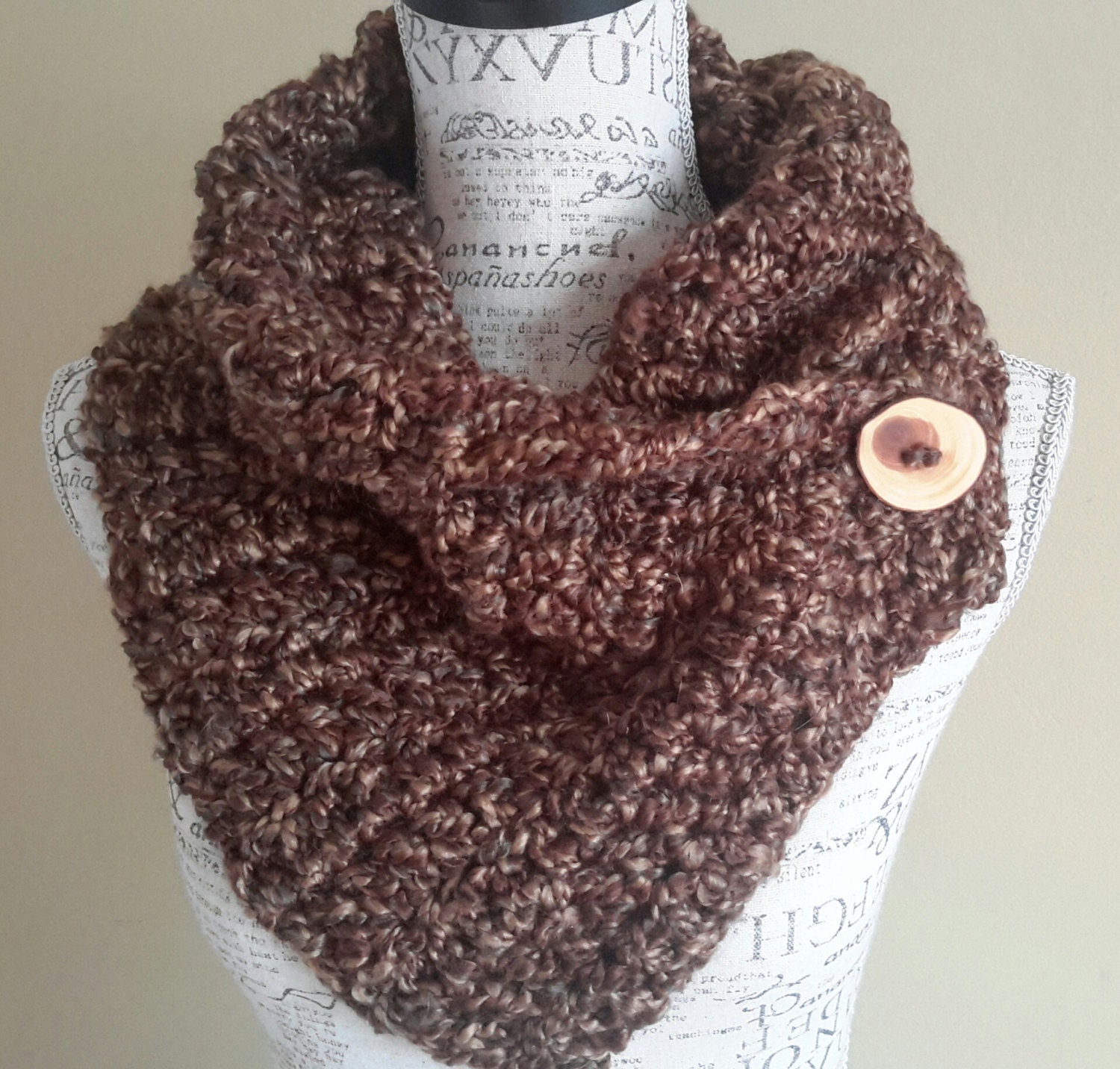 pattern katniss crochet cowl free by Button Crochet Katniss BeadGs inspired. Chunky cowl. cowl.