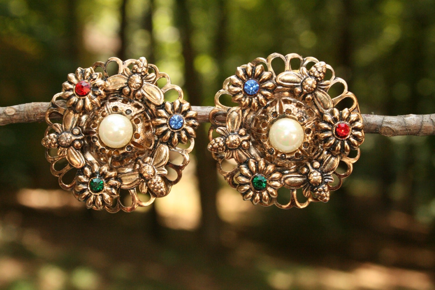 80s Vintage Clip On Earrings Flower & Bee Gold by MagpieandOtis