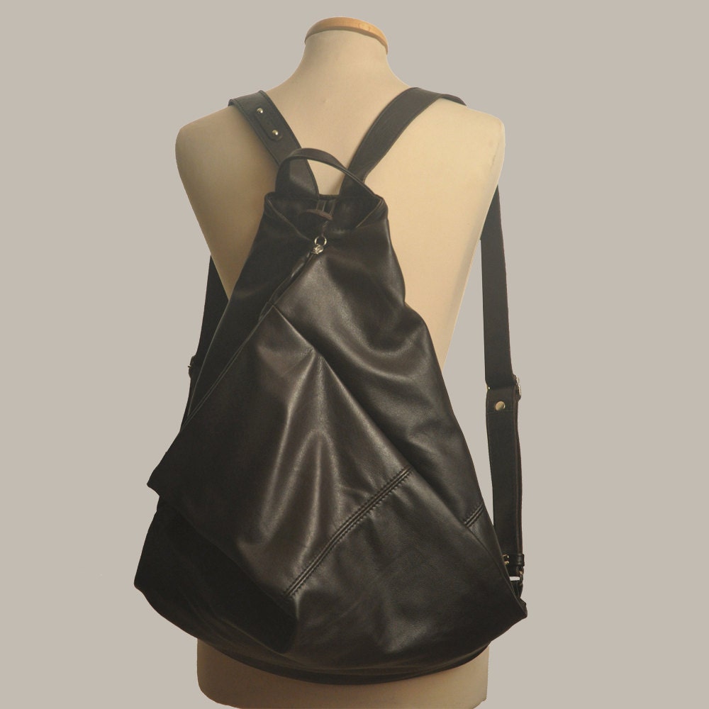 Handmade leather backpack made in dark brown .Named Kalliope