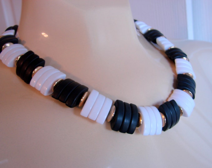 80s Black & White Lucite Bead Choker Necklace / Vintage Jewelry / Jewellery