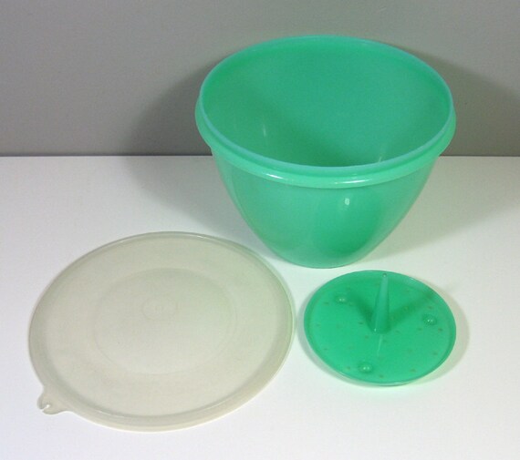 VTG Tupperware Lettuce Crisper Bowl with Domed Lid by catnipalley