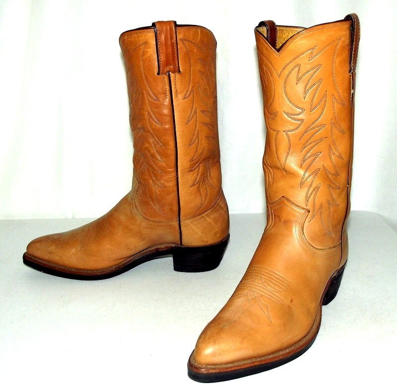 Light Tan Justin brand cowboy boots size 8 D by honeyblossomstudio