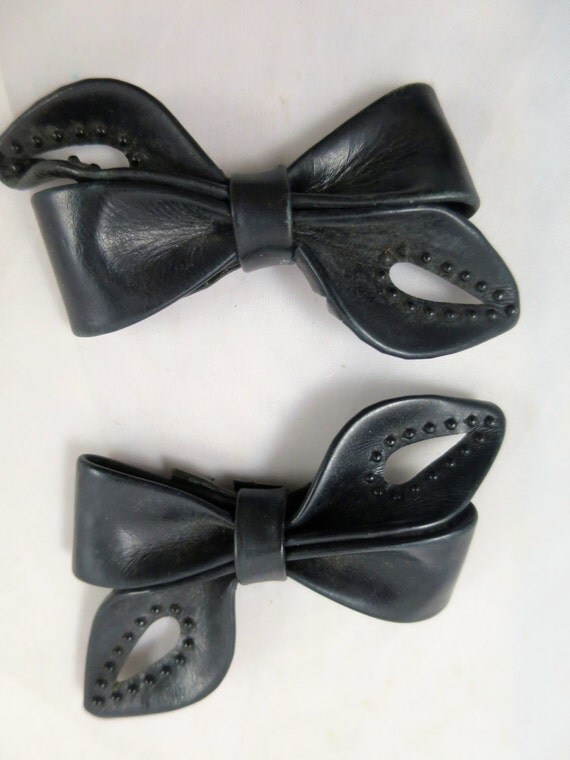 Vintage Black Bow Shoe Clips Leather Bows by BonniesVintageAttic