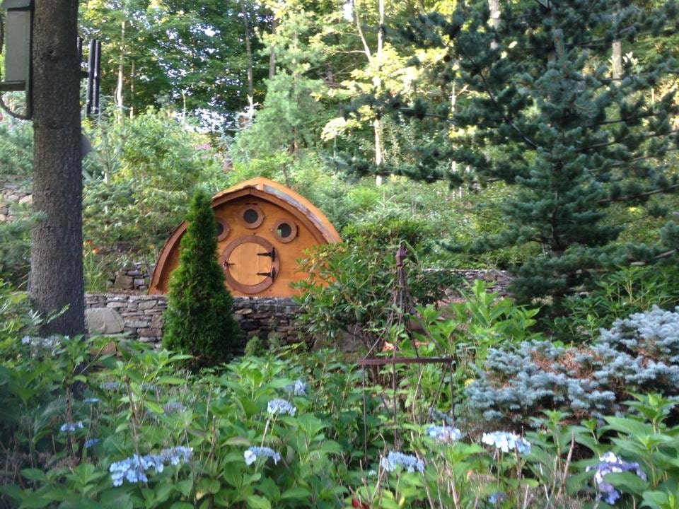 Proudfoot Hobbit Hole chicken coop for up to 12 by HobbitHoles