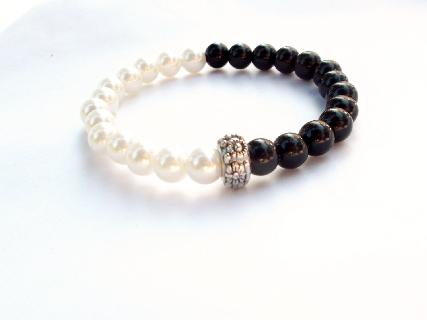 Handmade bracelet / Black and White Bracelet / by DevineEssence