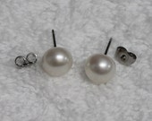 One Pair White Button Freshwater Pearl Earrings with Stainless Steel Stud ER02