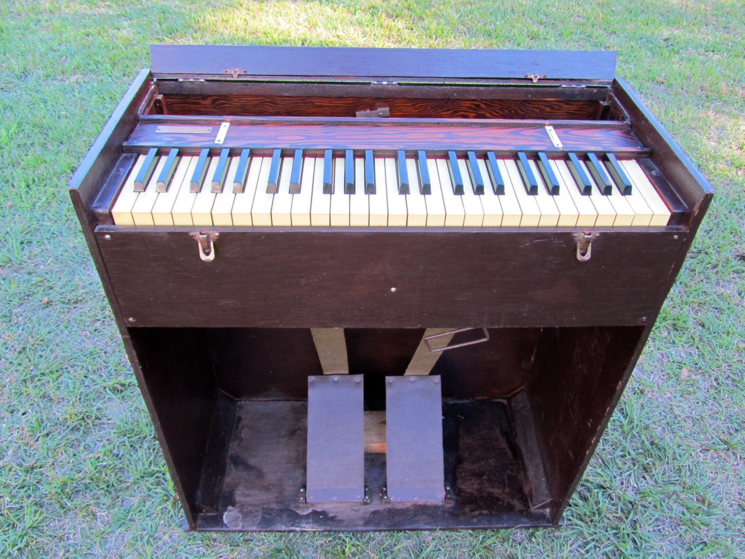 Chaplin's Field Organ Pump Organ. A.L. White
