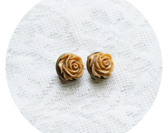 VINTAGE FLOWERS Round clips from metal brass with brown rose from polymer clay