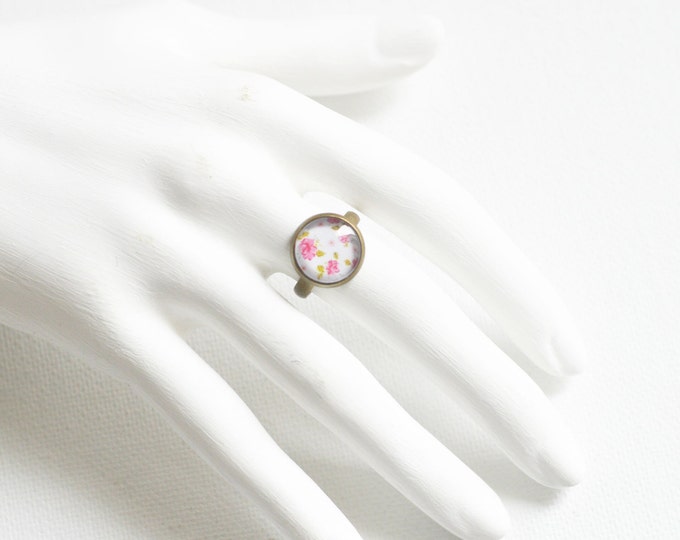 SALE! Dimensionless ring with flowers from glass and brass in retro and vintage style