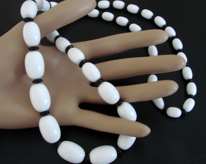 Classic White Lucite Bead Necklace / Black Lucite Cylindrical Beads / Graduated Beads / Vintage / Jewelry / Jewellery