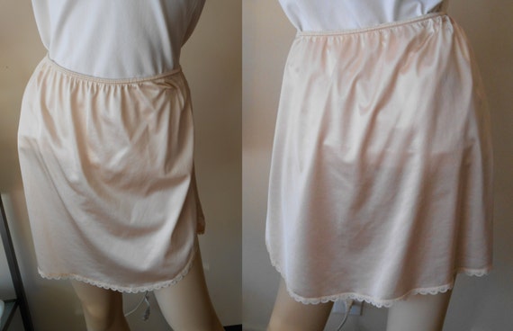 70s Warner's Nude Short Half Slip / Beige by ReincarnationsResale