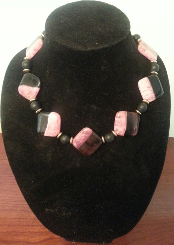 Agate pink and black necklace