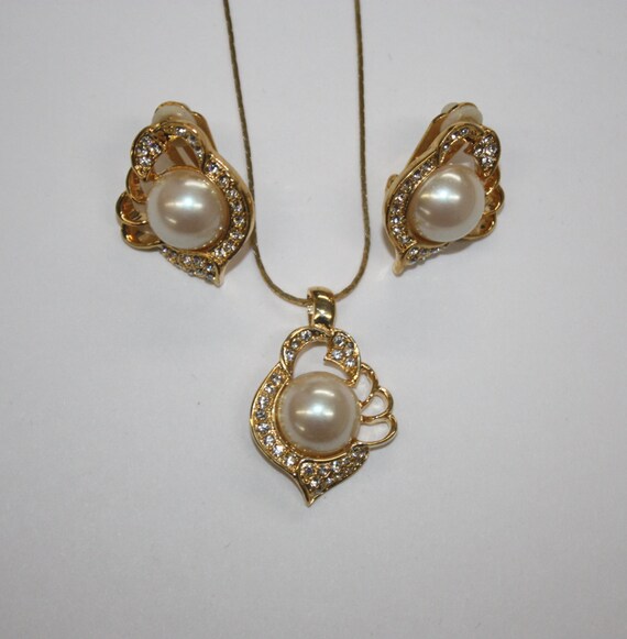 Vintage pearl rhinestone clip on earrings and necklace set