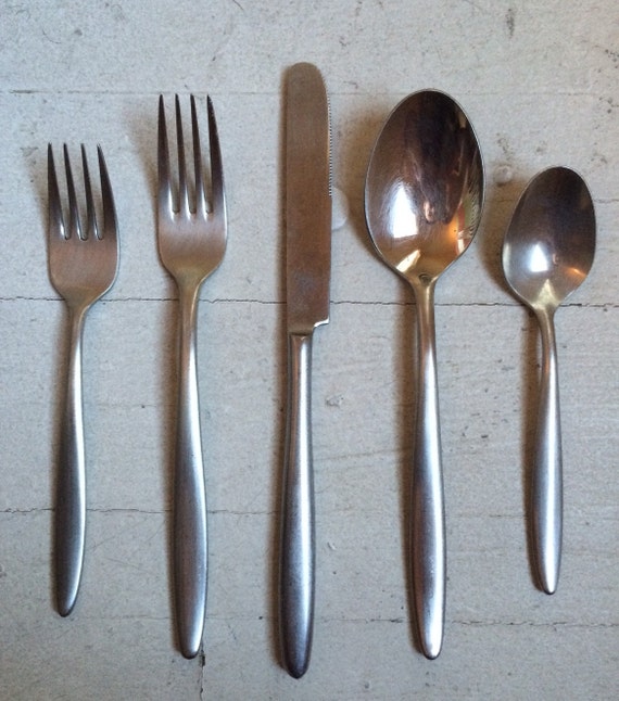 Mikasa Dune stainless flatware silverware set 20 pieces forks knives spoons