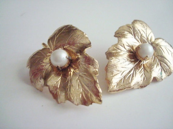 Faux Pearl Gold Tone Leaf Sarah Coventry Clip on Earrings