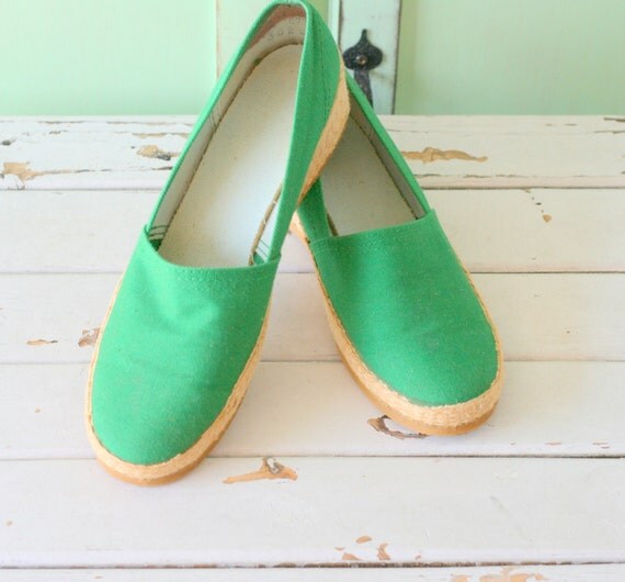 1970s KELLY GREEN Fabric Wedges..size 8.5 by retroandme on Etsy