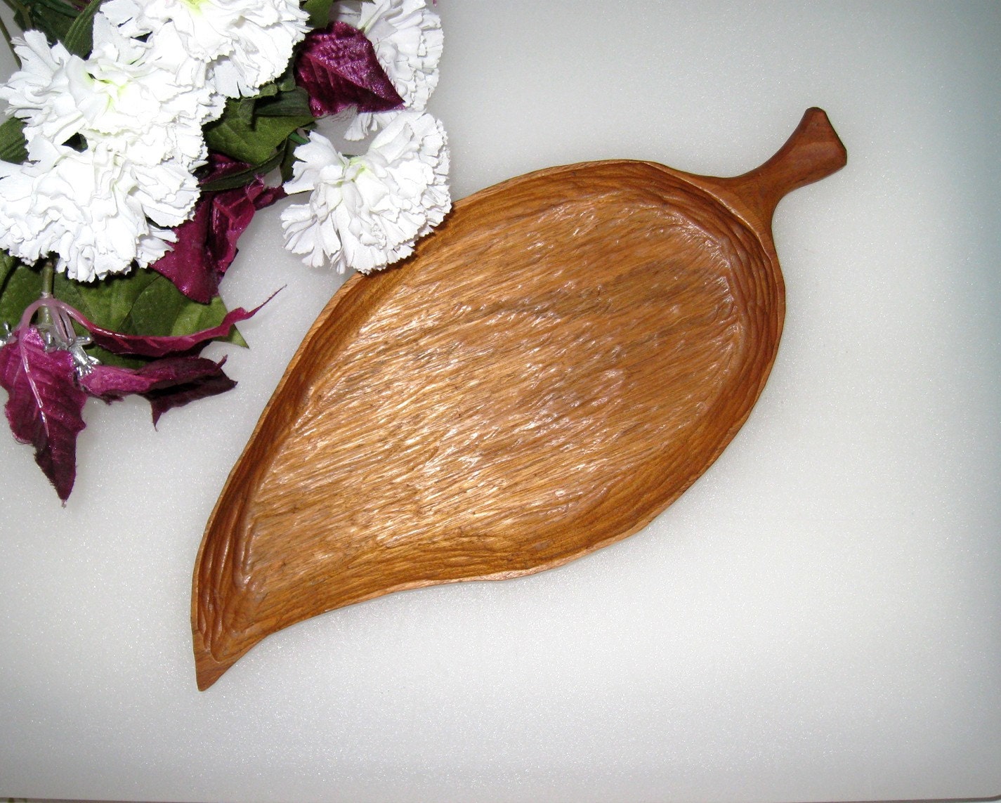 Hand Carved Lightweight Wooden Leaf Shaped Tray / 14 1/4″ Long / Nuts