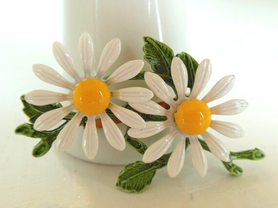 Vintage Enameled Brooch Flower Daisy White Yellow 50's
