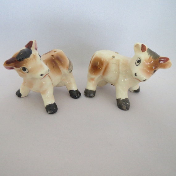 Vintage 1960s ceramic cow salt and pepper shakers