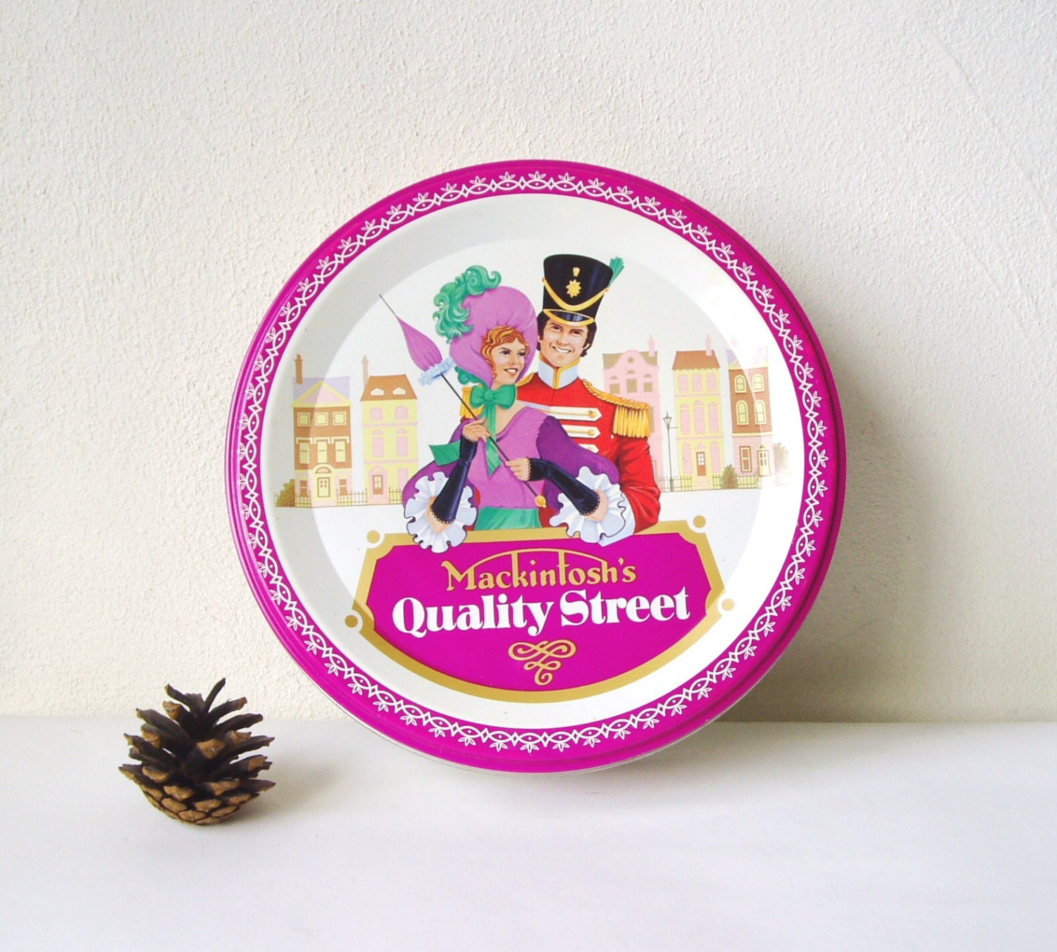 Quality street. Quality Street конфеты. Конфеты макинтош. Mackintosh's quality Street. Конфеты в жестяной банке quality Street.